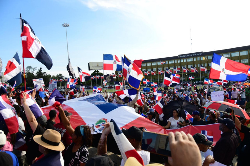 manifestación en la plaza de la bandera