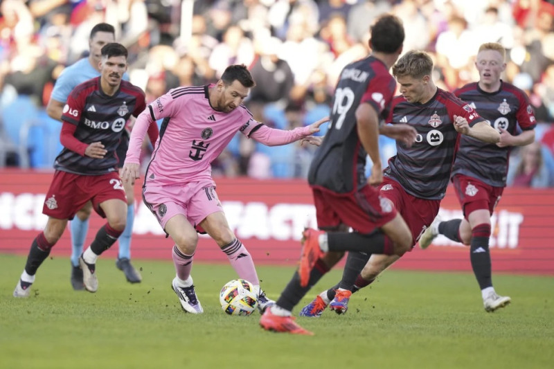 El delantero de Inter Miami Lionel Messi (10) controla el balón durante el segundo tiempo contra Toronto FC en Toronto, el sábado 5 de octubre de 2024.