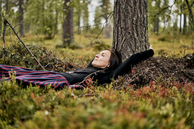 Virpi, de Finlandia, abrazando un árbol. Foto HaliPuu-Eat Shoot Drive.