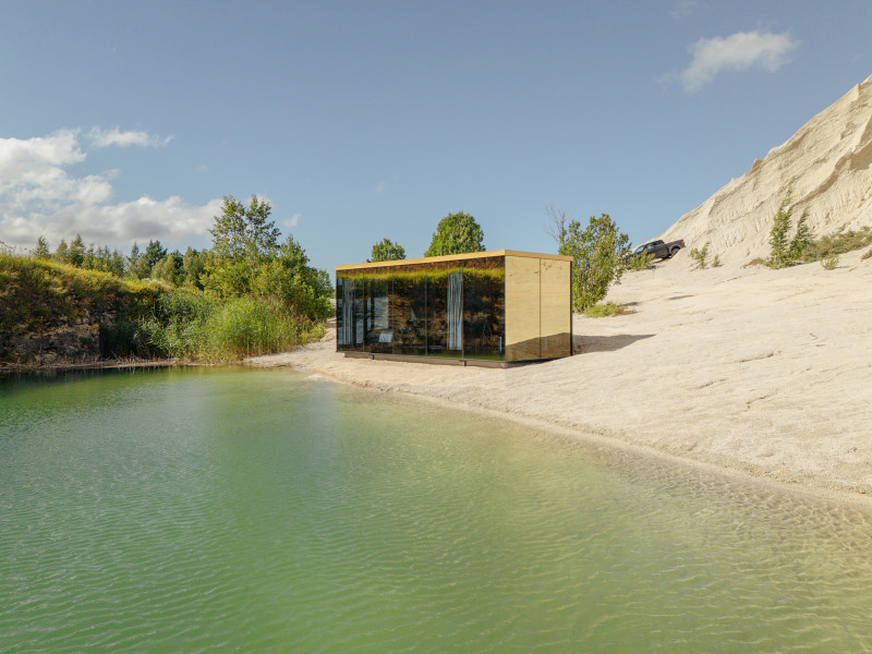 Unidad a orillas de un río, en Ämari, Estonia. Foto de Jaan Parmask, ÖÖD Golden House.