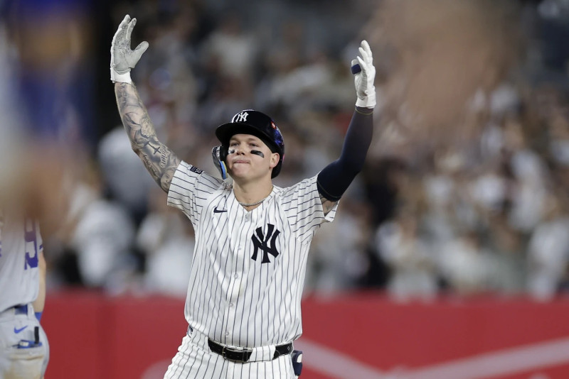 Alex Verdugo, de los Yankees, reacciona luego de empujar la carrera de la victoria frente a los Reales de Kansas City.