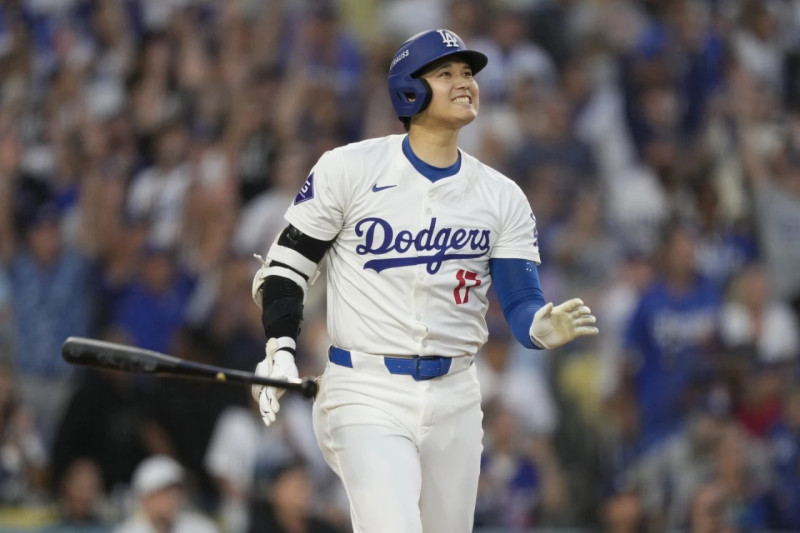 Shohei Ohtani, de los Dodgers, observa la dirección de la pelota tras dar el batazo que eventualmente se convirtió en un jonrón de tres carreras en el primer juego de la serie divisional con San Diego.