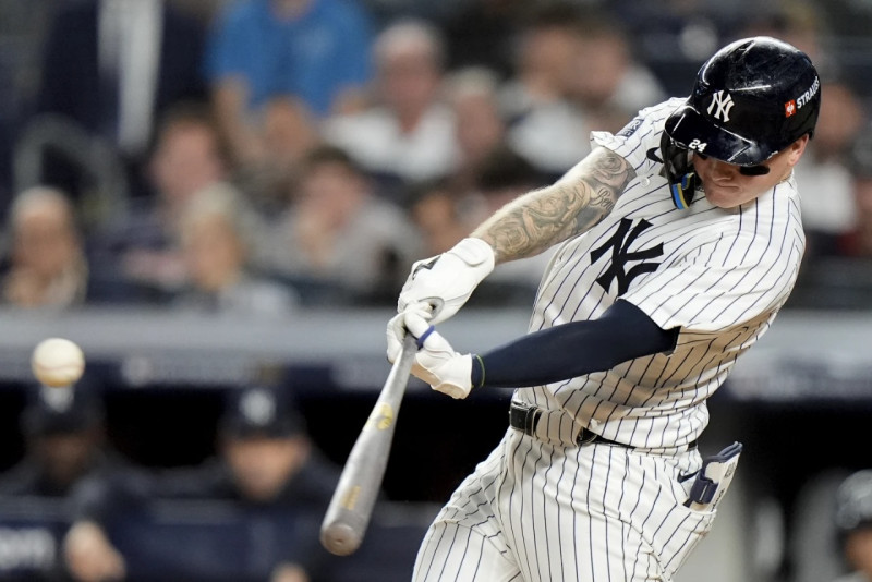 Alex Verdugo al momento de disparar su oportuno doblete productor en el primer juego de la Serie Divisional contra Kanas City.