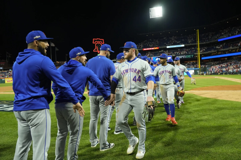 Harrison Bader (44) y otros jugadores de los Mets se felicitan luego del triunfo sobre los Filis en el primer juego de la serie divisional que protagonizan.