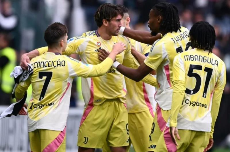 El delantero de la Juventus Dusan Vlahovic (centro) celebra con sus compañeros un gol anotado en el empate 1-1 contra el Cagliaride la 7ª jornada de la Serie A.