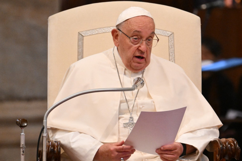 El papa Francisco durante el rezo del Rosario por la Paz con los miembros de la Asamblea del Sínodo en la basílica de Santa María la Mayor en Roma el 6 de octubre de 2024