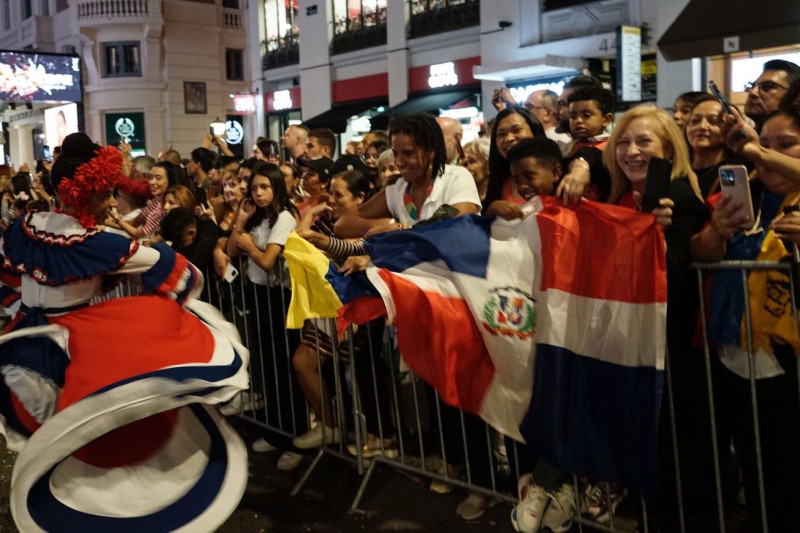 Carnaval dominicano brilla en la Cabalgata de la Hispanidad 2024 en España