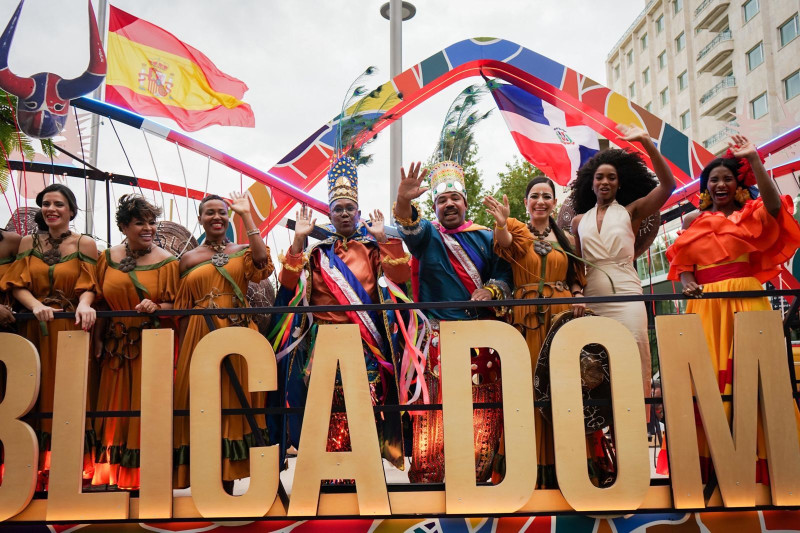 Carnaval dominicano brilla en la Cabalgata de la Hispanidad 2024 en España