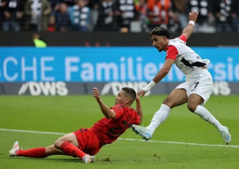 El delantero egipcio del Eintracht Fráncfort Omar Marmoush (derecha) chuta para marcar el 1-1 durante el partido de la Bundesliga entre Eintracht Fráncfotr y FC Bayern Múnic.