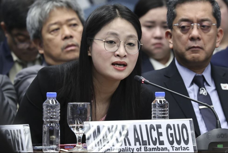 La entonces alcaldesa de Bamban, Alice Guo, habla durante una investigación celebrada en el Senado filipino en Pasay City, Filipinas, el 22 de mayo de 2024