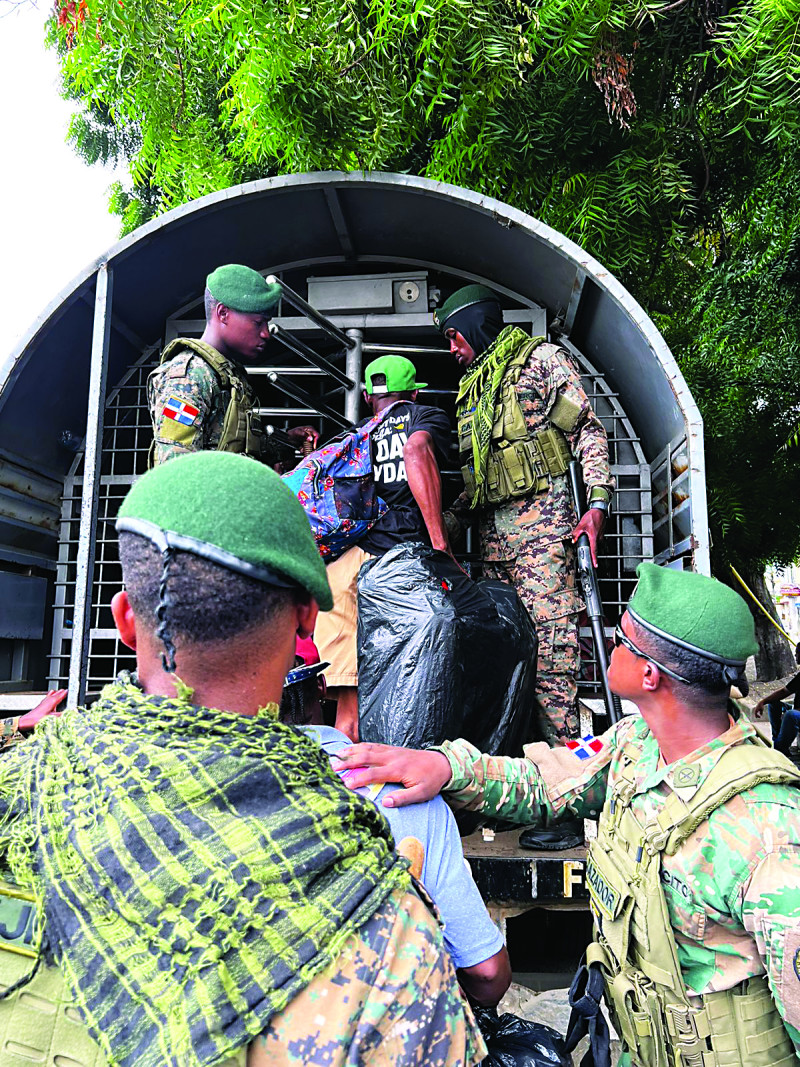 Una unidad de la dirección general de migración transporta a haitianos que fueron detenidos durante intensos operativos nacionales contra la migración ilegal que ha seguido un ritmo incesante durante los últimos años.