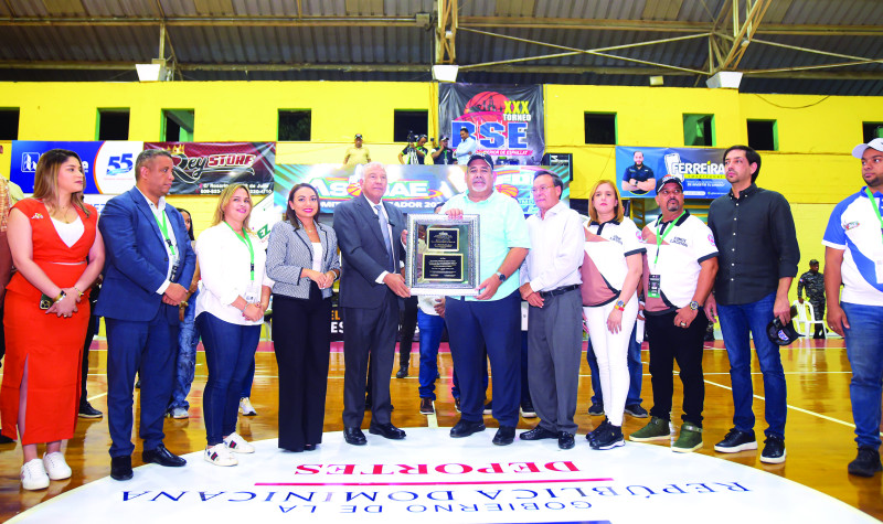 Andrés Bautista recibe su placa de reconocimiento.