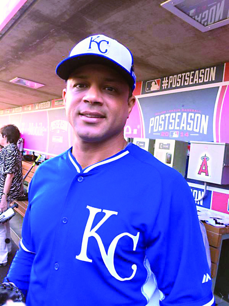 Miguel García labora como coach con los Reales de Kansas City.