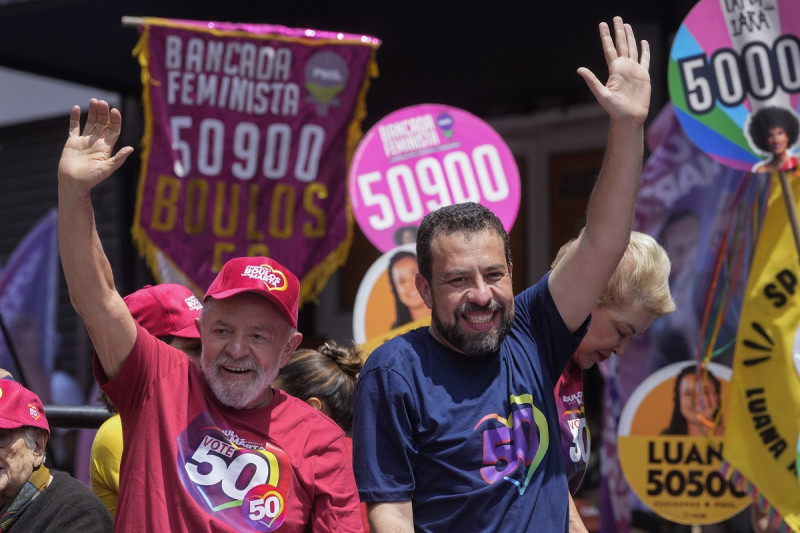 El presidente brasileño Luiz Inacio Lula da Silva (i) con Guilherme Boulos, candidato a la alcaldía de Sao Paulo, el 5 de octubre del 2024.