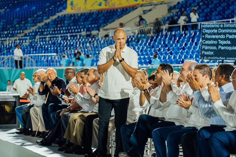 Félix Sánchez mientras era aplaudido por el presidente Luis Abinader y los ministros Kelvin Cruz y Carlos Bonilla, entre otros, tras ser presentado el pasado sábado en la ceremonia oficial.