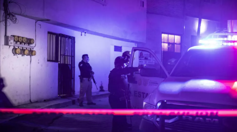 Investigadores y personal forense trabajan en la escena del crimen donde fueron encontrados los restos del alcalde de Chilpancingo, Alejandro Arcos, el 6 de octubre de 2024.