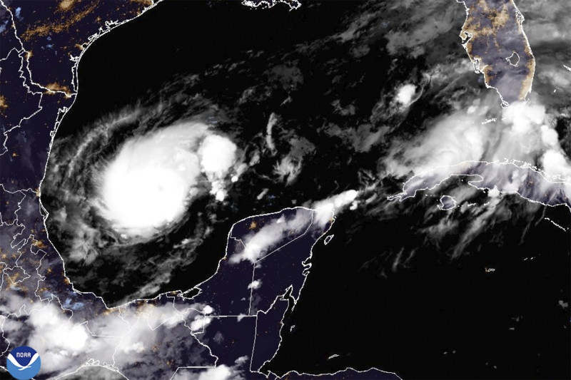 Esta imagen satelital de la Administración Nacional Oceánica y Atmosférica tomada a las 11:36 p. m., hora del Este de Estados Unidos, el domingo 6 de octubre de 2024, muestra el huracán Milton.