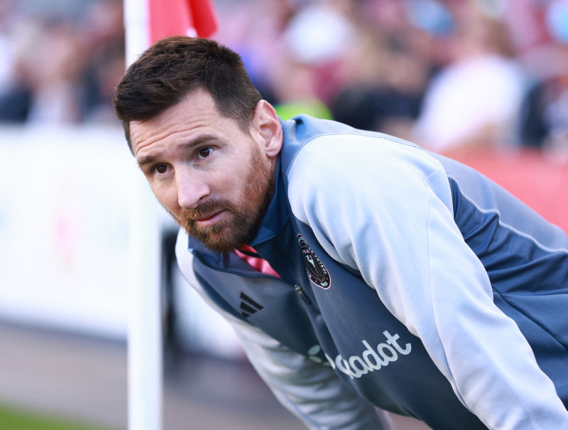 Lionel Messi #10 del Inter Miami CF se calienta en la segunda mitad durante un partido contra Toronto FC en el BMO Field el 5 de octubre de 2024 en Toronto, Ontario, Canadá.