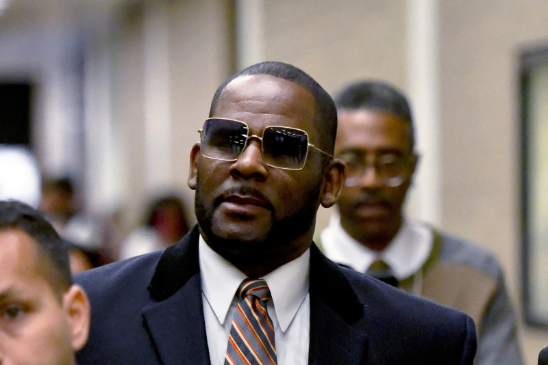 R. Kelly sale del Centro Daley después de una audiencia en su caso de manutención infantil, el 8 de mayo de 2019, en Chicago.