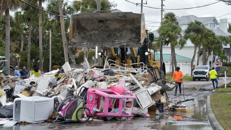 Equipos retiran escombros en costa oeste de Florida