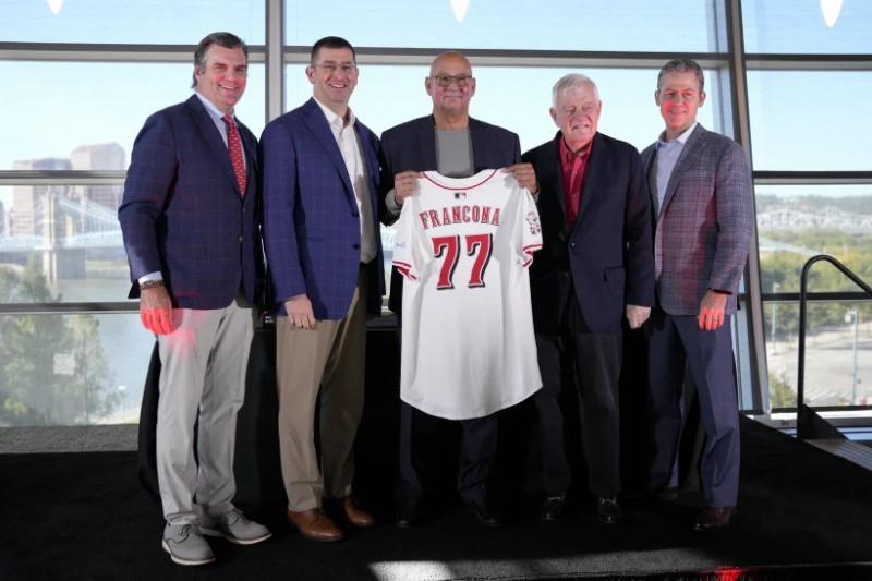 El nuevo mánager de los Rojos de Cincinnati Terry Francona sostiene su camiseta junto al presidente de operaciones Nick Krall, el dueño Bob Castellini y el gerente general Brad Meador en conferencia de prensa el lunes 7 de octubre del 2024.