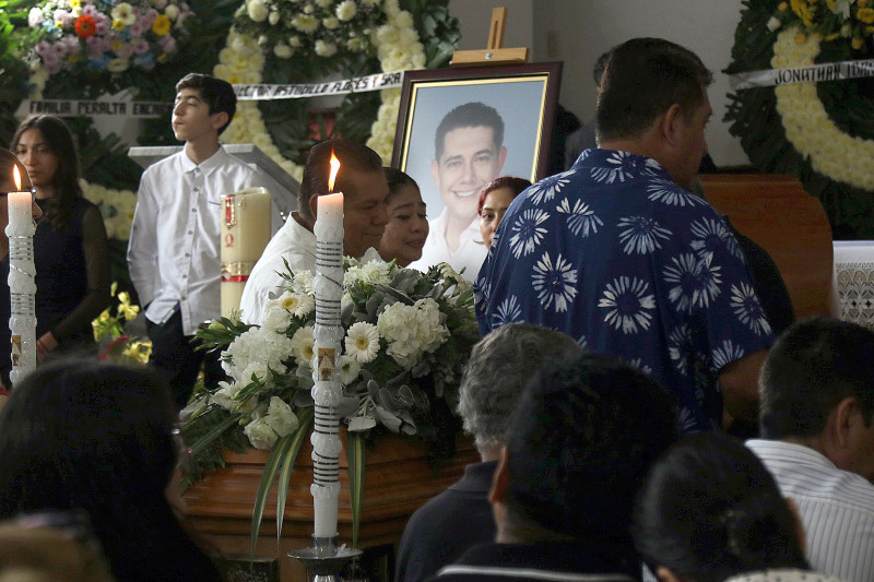 MEX1310. CHILPANCINGO (MEXICO), 07/10/2024.- Familiares y seres queridos participan este lunes en el funeral de Alejandro Arcos Catalán, alcalde de Chilpancingo, asesinado el pasado domingo en el estado de Guerrero (México). Familiares, acompañados de políticos, llevaron a cabo este lunes el funeral de Alejandro Arcos Catalán, alcalde de Chilpancingo, capital del sureño estado mexicano de Guerrero, quien había tomado el puesto apenas seis días antes y fue asesinado el domingo, en medio de la exigencia de justicia por el crimen. EFE/José Luis de la Cruz