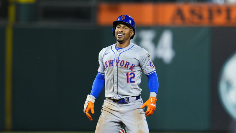 Francisco Lindor celebra un sencillo conectado en el segundo partido.