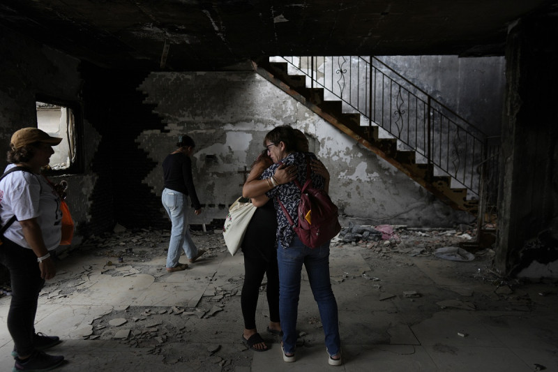 Una pareja se abraza ayer en la casa de Maayan y Yuval Bar, asesinados por Hamás, en el primer aniversario del ataque de Hamás a Israel, en el kibutz Be'eri, una granja comunal israelí en la frontera con Gaza.