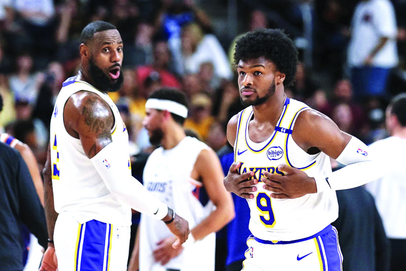 LeBron James y su hijo Bronny aparecen durante el partido del domingo entre los Laker de Los Angels y los Suns de Phoenix.