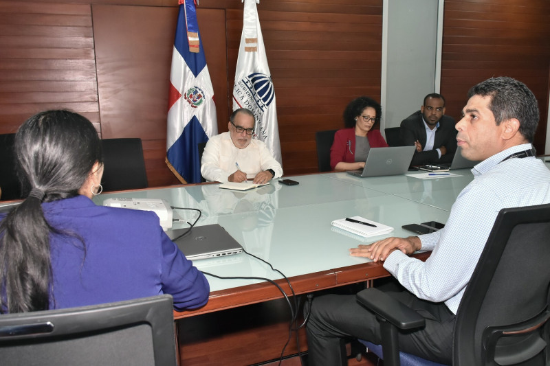 El viceministro Jefrey Lizardo conversa con los expertos de la FAO.