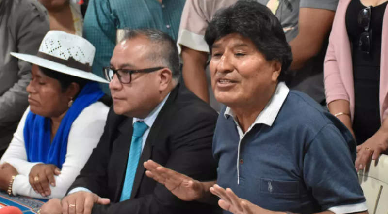 El expresidente de Bolivia Evo Morales (drcha.) se defiende de las acusaciones de presunto abuso de una menor durante su mandato, el 4 de octubre de 2024 en Cochabamba.