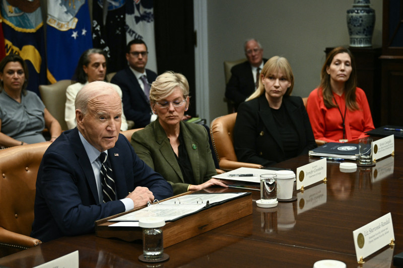 El presidente de los Estados Unidos, Joe Biden, ofrece una actualización sobre la respuesta del gobierno federal al huracán Helene y los preparativos para el huracán Milton con la secretaria de Energía de los Estados Unidos, Jennifer Granholm (2L), en la Sala Roosevelt de la Casa Blanca en Washington, DC, el 8 de octubre de 2024. El huracán Milton explotó con fuerza el lunes para convertirse en una tormenta potencialmente catastrófica de categoría 5 con destino a Florida, amenazando al estado estadounidense con un segundo huracán feroz en otras tantas semanas.