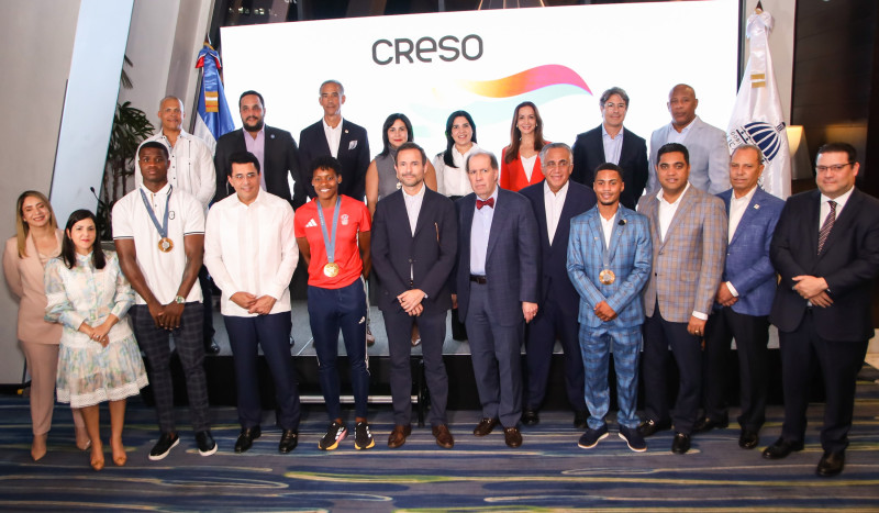 Los directivos de Creso, junto a los ministros Kelvin Cruz, David Collado; los directores de Aduanas y Supérate, Eduardo Sanz Lovatón (Yayo) y Gloria Reyes; el presidente del COD y los atletas medallistas en París.