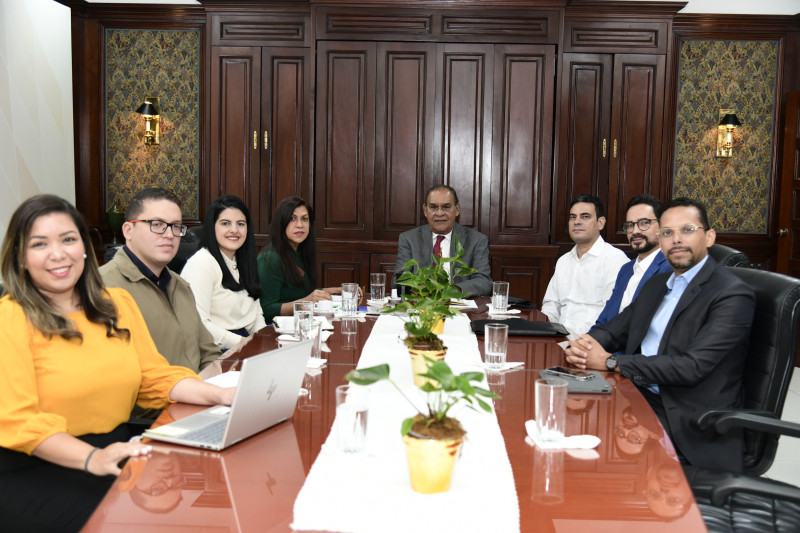 Miguel Fanjul, Doris Pantaleón,  Julio Ferreira, Zoilo García, Kiero Guerra, Keyla Aybar, Nathalie González y  Luis Trinidad, reunidos ayer en Listín Diario para afinar detalles del Foro de Salud Mental.