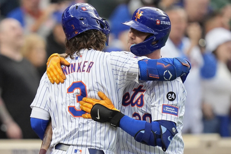 Pete Alonso abraza a Jesse Winker luego de conectar jonrón en la baja del segundo.