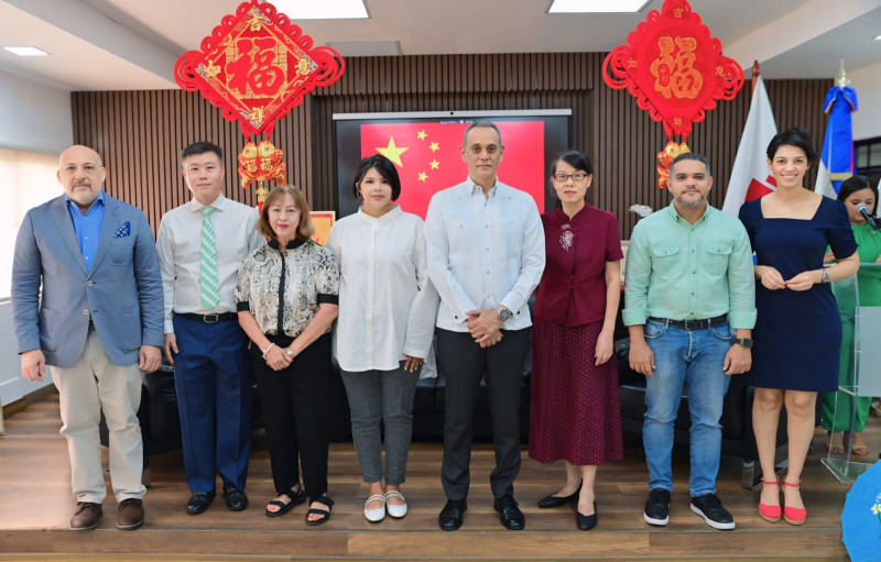 Marino Beriguete, Yeuk Fai Cheung, Rosa NG,  Elisa González, Manolo Pichardo. María Tang, Mihail García y  Esmeralda Mancebo