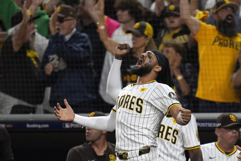 Fernando Tatis, de los Padres, celebra un doble conectado por su compañero David Peralta en el partido frente a los Dodgers de Los Angeles.