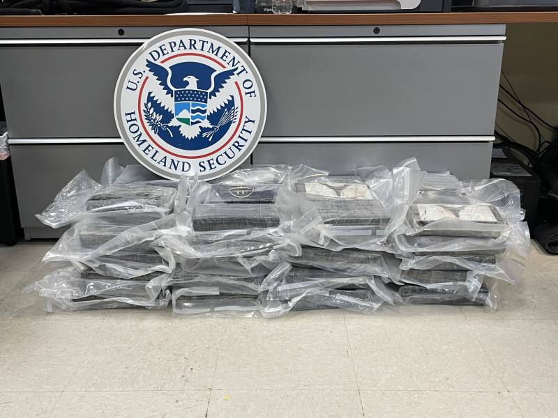 Los agentes de Interdicción Marina pudieron detener la embarcación cerca de Culebra y encontraron a 2 hombres que afirmaban ser ciudadanos de la República Dominicana y tres bolsas que contenían un total de 59 ladrillos de cocaína.