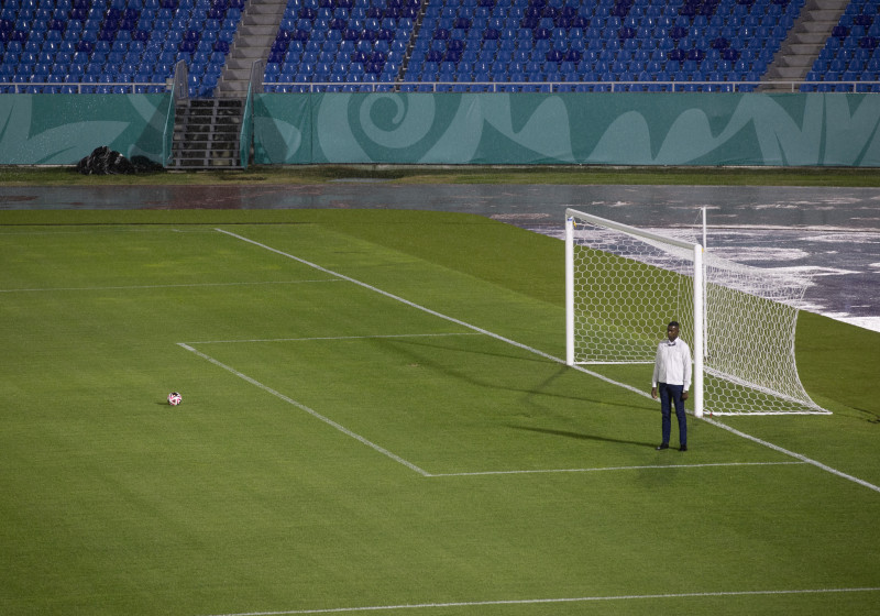 STO01.- SANTO DOMINGO (REPÚBLICA DOMINICANA), 05/10/2024.- Un miembro de la seguridad presidencial permanece bajo la intensa lluvia que cae durante la inauguración de la primera etapa de la remodelación del Estadio Olímpico Félix Sánchez, donde se realizará la Copa Mundial de Fútbol Femenino Sub-17, este sábado en Santo Domingo (República Dominicana). En el Mundial femenino Sub-17, que se disputará en Santo Domingo y la segunda ciudad del país, Santiago, participarán 16 equipos, divididos en cuatro grupos: España como defensora del título, Colombia (subcampeona), Brasil, República Dominicana, Ecuador, Reino Unido, Japón, Kenia, Corea del Norte, México, Nueva Zelanda, Nigeria, Corea del Sur, Polonia, Estados Unidos y Zambia. EFE/Orlando Barría