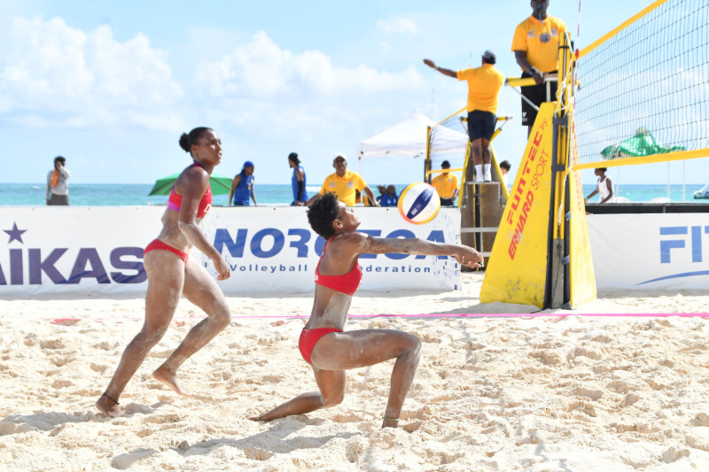 Darlenys Olivo y Crismil Paniagua aparecen en acción durante un partido del torneo.