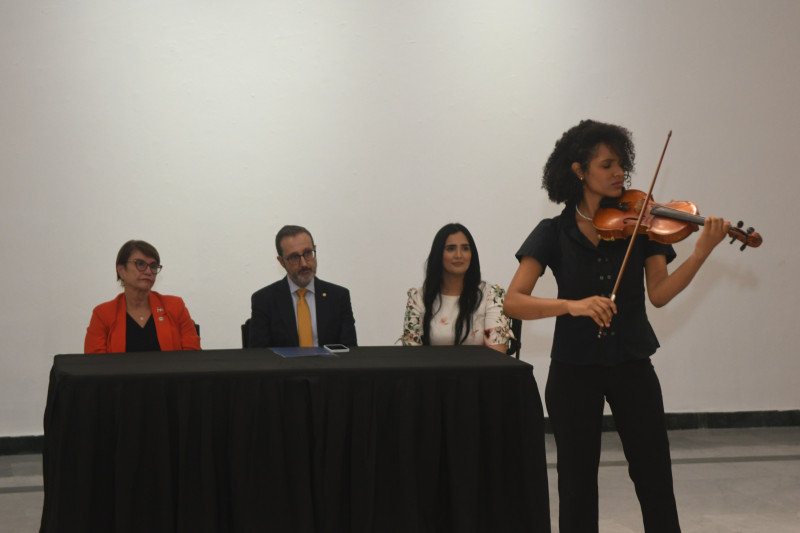 Aisha Syed, sentada, cuando disfrutaba de la presentación de Juliette Flaquer, durante el encuentro con la prensa. También figuran Marianela Sallent y Esteban Martínez-Murga