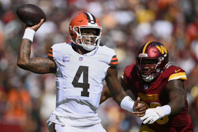 El quarterback de los Brown de Cleveland Deshaun Watson busca pasar bajo la presión del tackle defensivo de los Commanders de Washington, Phidarian Mathis, el domingo 6 de octubre de 2024