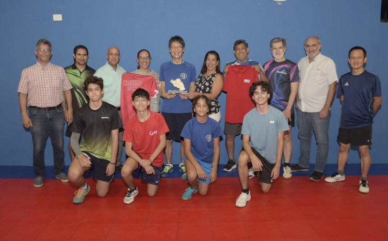 El embajador de Japón en el país, Mashiro Takagi recibe un presente y camisetas personalizadas de parte de la Junta Directiva del Club Naco y de la Asociación de Tenis de Mesa.