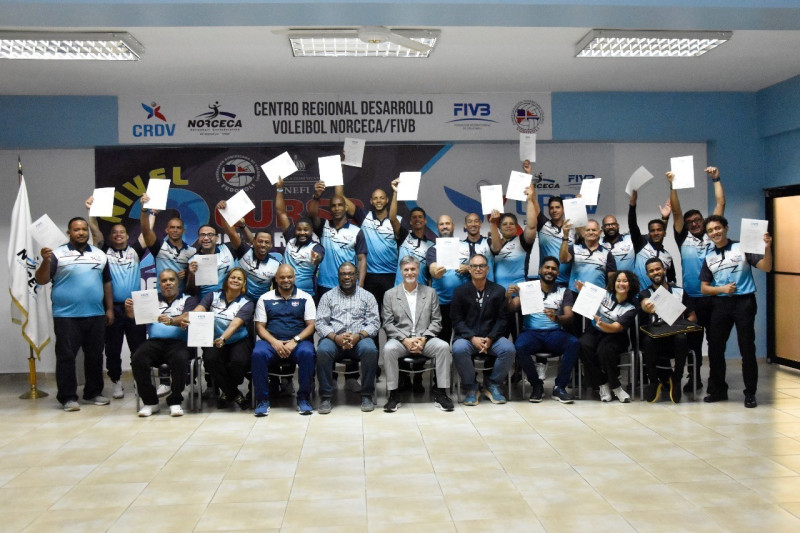 El instructor Francisco Hervas y varios de los profesores que le asistieron junto al grupo de estudiantes que tomaron parte en el Curso Para Entrenadores de Voleibol Nivel II.