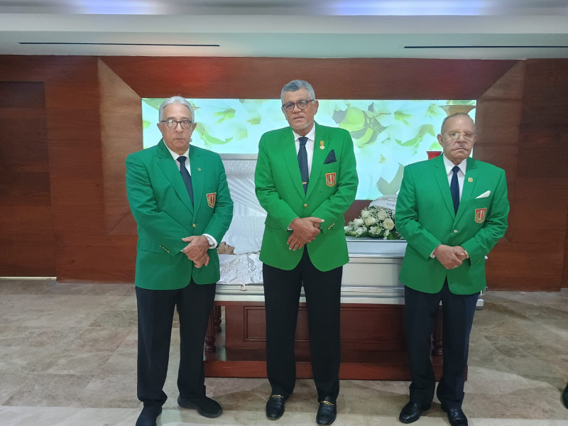 El presidente del Pabellón de la Fama del Deporte Dominicano, Dionisio Guzmán, junto a Rafael Villalona y Marcos Jiménez, directivos, mientras hacía guardia de honor en el velatorio de la nmortal Celina Sánchez.