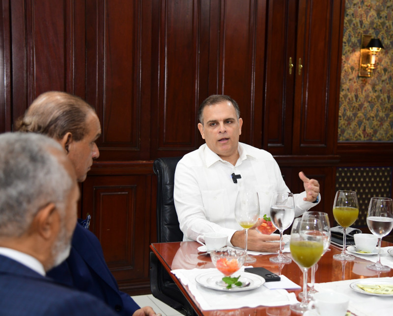 El ministro de Hacienda, Jochi Vicente, cuando explicaba los alcances de la reforma fiscal durante el Desayuno del Listín, encabezado por el director, Miguel Franjul, y el subdirector, Fabio Cabral.