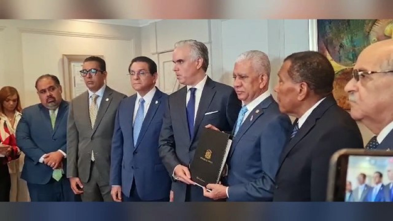 En medio de un extenso proceso de modificaciones legislativas, el Poder Ejecutivo depositó este jueves el proyecto de ley que busca lograr una reforma laboral.<br /><br />https://listindiario.com/la-republica/congreso/20241010/tocar-cesantia-gobierno-deposita-proyecto-reforma-laboral-senado_828981.html