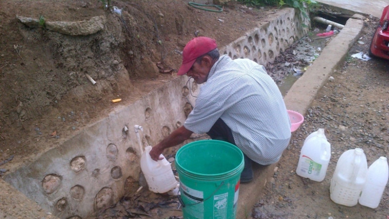 Se advierte riesgos a salud por falta de acceso al agua y saneamiento adecuados.