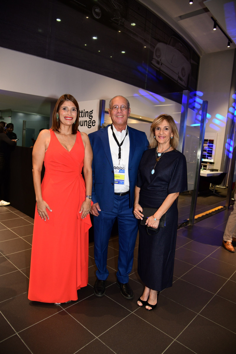 Isamary Muñoz, Federico Fernández y Monteserrat de Fernández