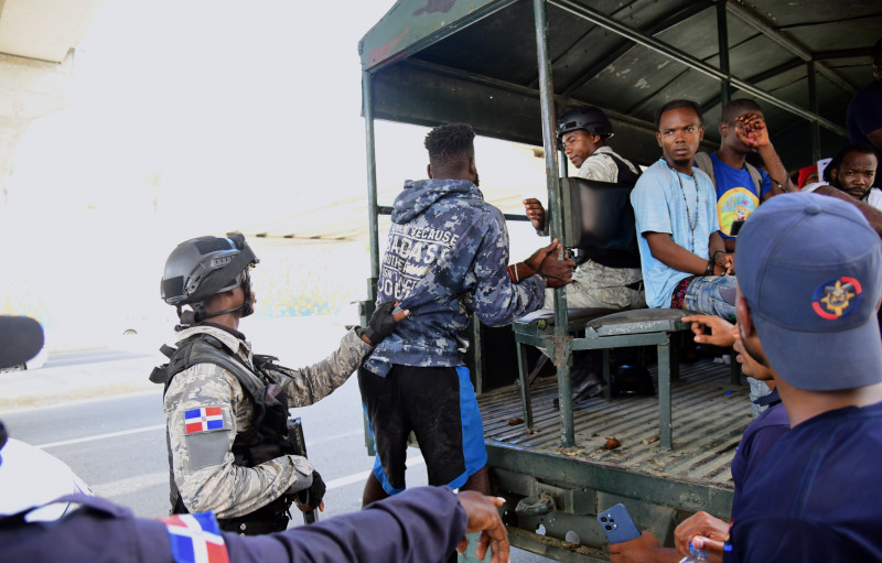 Elementos militares realizan redadas migratorias como parte de la jornada masiva de repatriación de migrantes indocumentados.